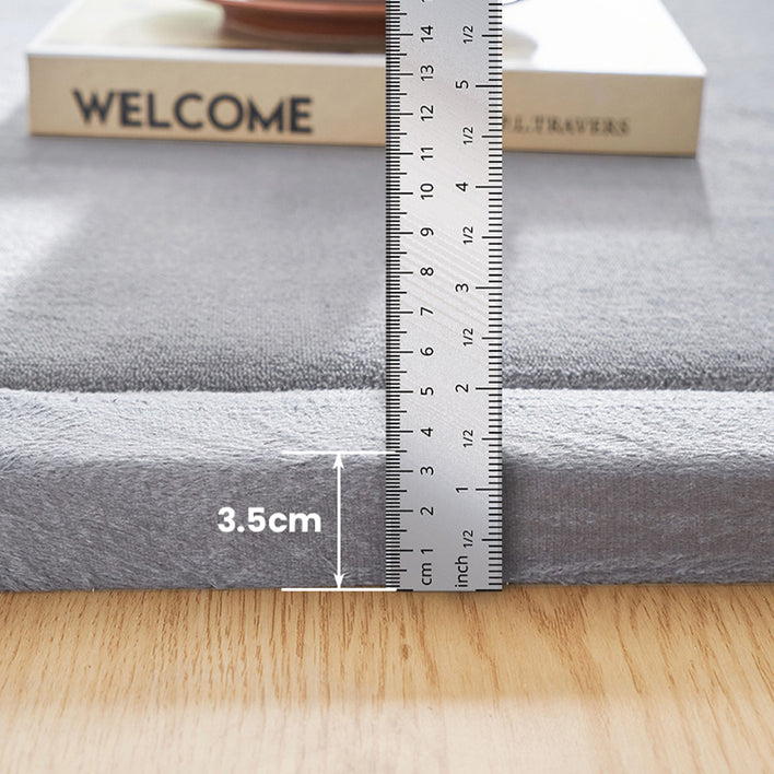 Close-up showing 3.5 cm thickness of a tatami floor mat, featuring a padded tatami floor mat texture.