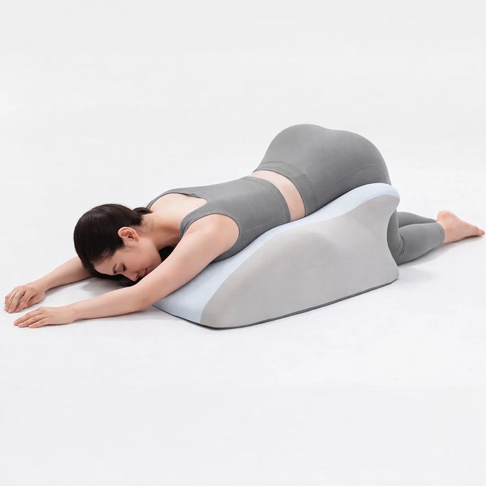 Prone stretch position using contoured back support pillow